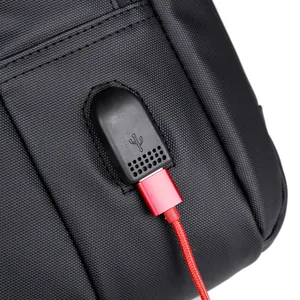 Sac à dos professionnel étanche avec port de charge USB intégré et câble rouge
