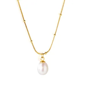 Elegante goldene Schlangenkette mit Perlenverzierung und großem weißen Perlenanhänger