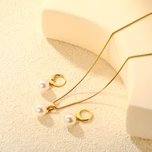 Elegante set di gioielli in perle dorate con collana a ciondolo e orecchini a cerchio