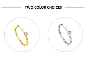 Dettaglio degli anelli placcati in oro 18k e argento con pietre di zircone rosa