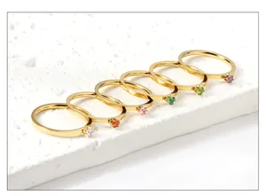 Dettaglio di sei anelli in acciaio inossidabile placcato oro 18k con gemme colorate
