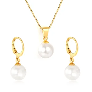 Elegante set di gioielli con perle dorate composto da collana e orecchini coordinati