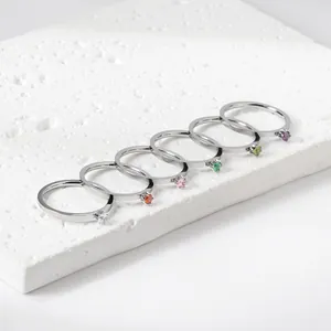 Set di sei anelli in acciaio inossidabile placcato 18k con pietre di zircone colorate