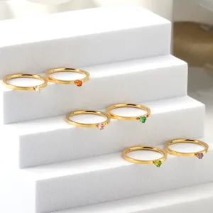 Set di sei anelli in acciaio inossidabile placcato oro 18k con cristalli colorati