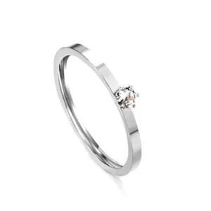 Anello classico in acciaio placcato oro 18k con solitario rotondo dal design minimalista