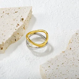 Minimalistischer geometrischer Wellenring mit Gold- und Silber-Edelstahl-Finish