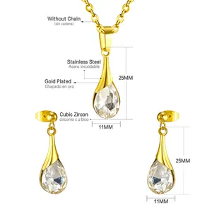 Detalle del conjunto de joyas en acero chapado en oro con circonita de gota