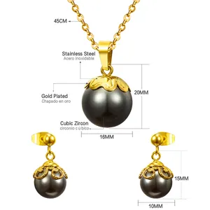 Detalle de conjunto de joyería en acero chapado en oro con medidas y circonitas