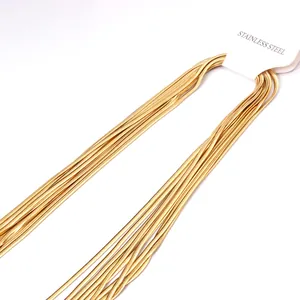 Makroaufnahme von 2mm goldenen Edelstahl-Schlangenketten mit hoher Metalltextur