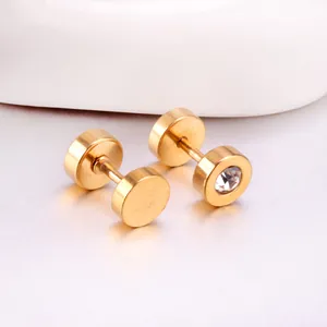 Macro-opname van gouden titanium oorknopjes met strass en gladde achterkant van metaal