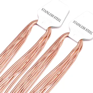 Set mit 10 Stück 2mm roségoldenen Edelstahl-Schlangenketten Halsketten auf weißen Karten
