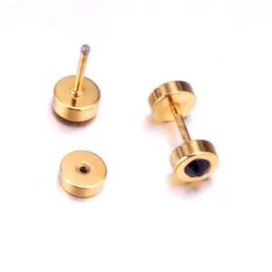 Detail van gouden titanium stalen oorsteker met zwarte steen en gegraveerde S925 sluiting
