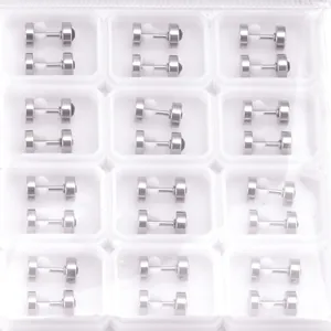 Gedetailleerde set van 12 paar zilveren roestvrijstalen halter oorbellen in een tray