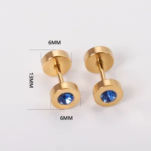 Detail van gouden roestvrijstalen halter oorbellen met 6 mm blauwe strass steentjes