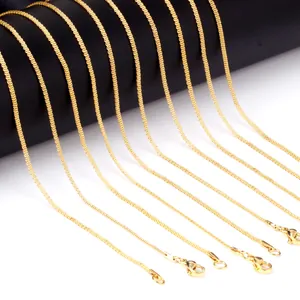 Detalle de cadenas de acero inoxidable dorado de 2 mm con cierre de mosquetón en soporte