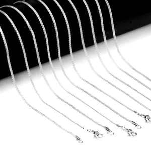 Detalle de cadenas trenzadas de acero inoxidable plateado de 2mm con cierre de mosquetón firme