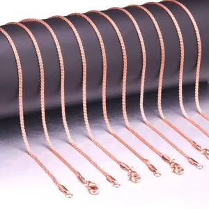 Vista de collares de acero inoxidable oro rosa de 2mm con cierres de mosquetón