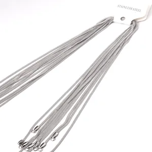 Detalle macro de cadenas de collar de 2mm de acero inoxidable en tarjeta blanca