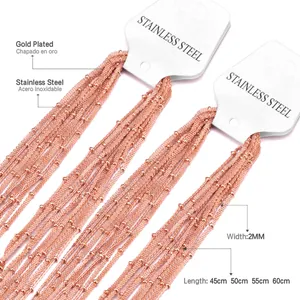 Detail van 2 mm roségoud vergulde roestvrijstalen kogelkettingen op displaykaart