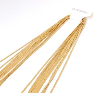 Detalle de cadenas de acero inoxidable dorado de 2mm en tarjeta de exhibición