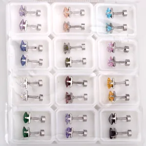 Set van twaalf paar kleurrijke strass oorknopjes gepresenteerd in een plastic tray