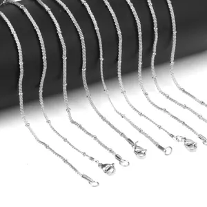 Detail van 2mm zilveren roestvrijstalen kralenkettingen met kreeftsluiting op zwart display