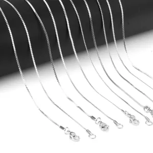 Detailaufnahme von 10 sortierten 1mm Edelstahlketten mit Karabinerverschlüssen