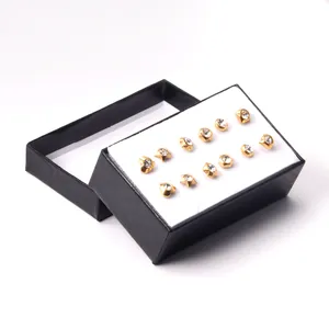Detaillierte Ansicht des 6-Paar-Gold-Ohrring-Sets mit Kristallen in einer Geschenkbox