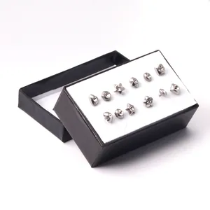 Detailansicht von 6 Paar silbernen Ohrsteckern mit Kristallen in einer Geschenkbox