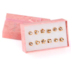 6-Paar-Set vergoldete Ohrstecker in geometrischen Formen mit einer rosa Schmuckbox