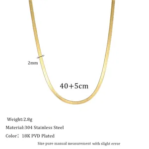 Dettaglio della collana piatta a serpente da 2mm con placcatura in oro 18K PVD e misure