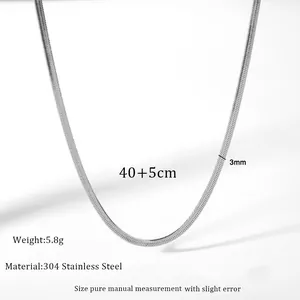 Dettaglio di una collana a catena serpente larga 3mm in resistente acciaio inossidabile 304