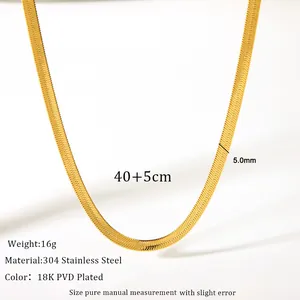Dettaglio della catena piatta da 5 mm placcata in oro 18K in acciaio inox con dimensioni
