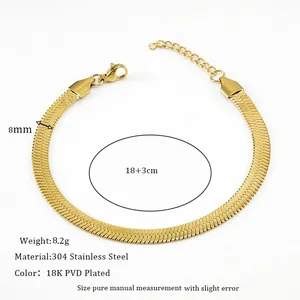Dettaglio del bracciale a catena piatta da 8mm in acciaio placcato oro 18K con chiusura