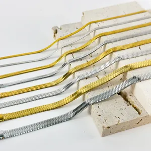 Catene a serpente in oro 18K e argento di varie larghezze su pietra naturale
