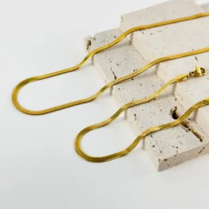 Collana minimalista a maglia piatta in acciaio inossidabile placcata oro 18K su pietra
