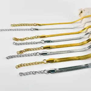 Dettaglio di catene piatte in oro 18K e argento con chiusura a moschettone ed estensioni