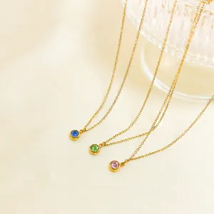 Detailansicht von 18K Gold Geburtsstein-Halsketten mit blauen, grünen und rosa Kristallen