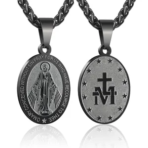 Double vue du pendentif noir de la Vierge Marie avec gravures et chaîne tressée