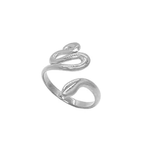 Vista dettagliata dell'anello a serpente argento con design minimalista aperto
