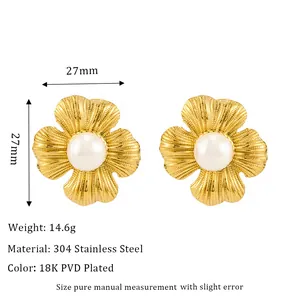 Dettaglio orecchini a fiore in acciaio 304 placcato oro 18K PVD con perle bianche