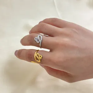 Anelli aperti minimalisti a forma di serpente in oro e argento indossati sulle dita