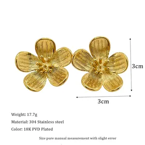 Dettaglio orecchini a fiore dorati satinati, acciaio placcato oro 18K, misura 3cm