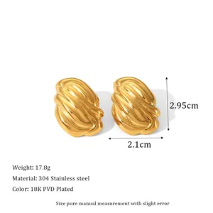 Macro-opname van 18K goudvergulde roestvrijstalen C-oorringen met 3D-ribbeltextuur details