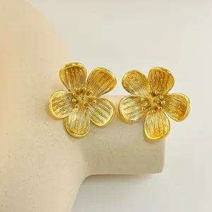 Orecchini a fiore placcati in oro con trama in metallo spazzolato e centro in perla zircone