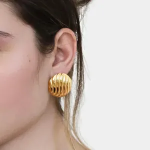 18K goud vergulde roestvrijstalen C-vormige oorknopjes met een geribbelde textuur