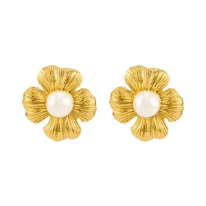 Orecchini a lobo a forma di fiore dorato con perla centrale e petali con trama a raggiera