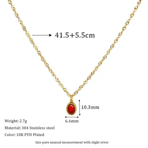 Λεπτομέρεια του επιχρυσωμένου κολιέ 18K με κόκκινο μενταγιόν ζιργκόν και ακριβή μέτρα
