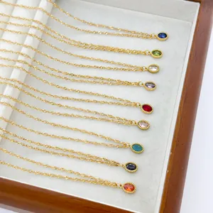 Λεπτομερής όψη εννέα επιχρυσωμένων κολιέ 18K με πολύχρωμα οβάλ μενταγιόν από ζιργκόν