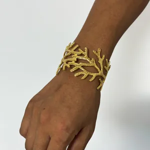 Bracelet jonc doré ouvert en forme de branche d'arbre avec finition martelée